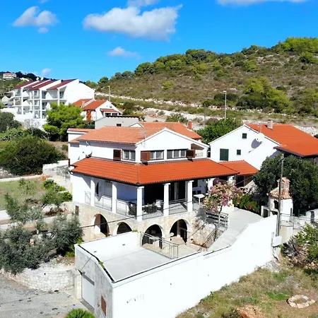 Triton Villa Vis